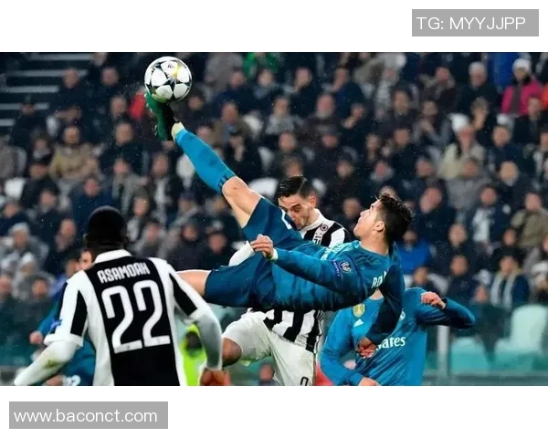 球迷疯狂冲入赛场抢C罗球衣引发欧冠比赛混乱一幕