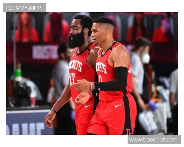 休斯顿火箭与森林狼激战正酣双方球员全力以赴争夺胜利荣耀 休斯顿火箭与森林狼激战正酣双方球员全力以赴争夺胜利荣耀