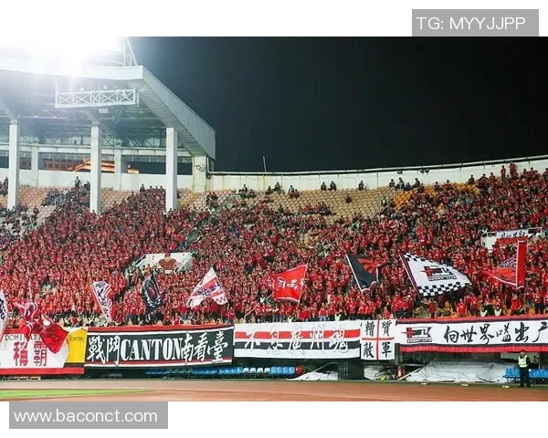 东方与恒大球迷热议对决赛场表现与未来发展方向